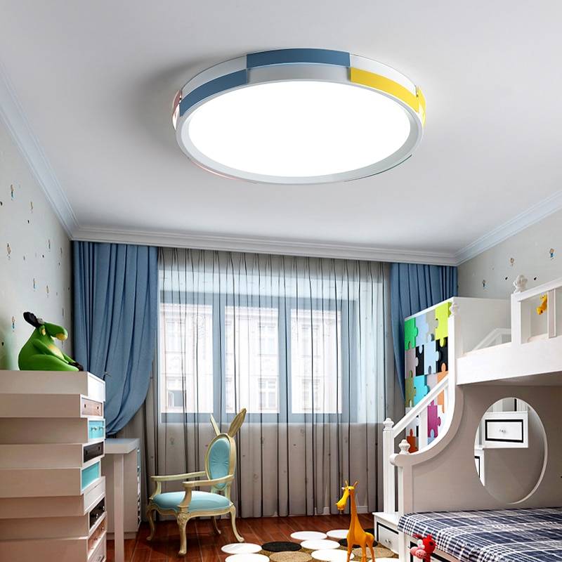 Интересные примеры люстр и светильников в интерьере детской комнаты
