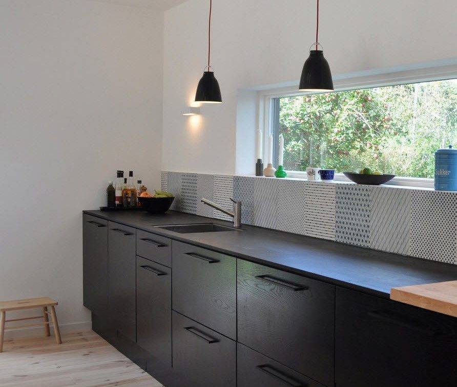 Кухня без верхних шкафов (69 фото): дизайн интерьера с угловым кухонным гарнитуром без навесных шкафов, маленькая кухня без верхних ящиков, белая кухня с нижними шкафчиками