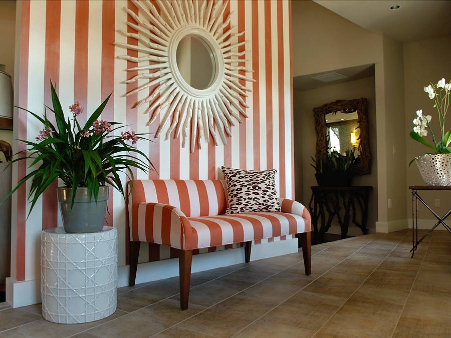 Обои в полоску в интерьере квартиры (75 фото): яркие полосатые варианты для стен в гостиной