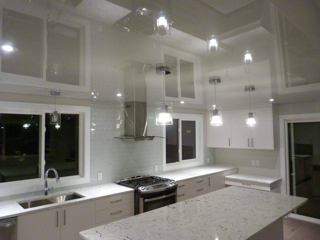 Натяжной потолок на кухне — топ-130 вариантов оформления и дизайна натяжного потолка на кухне + фото-примеры