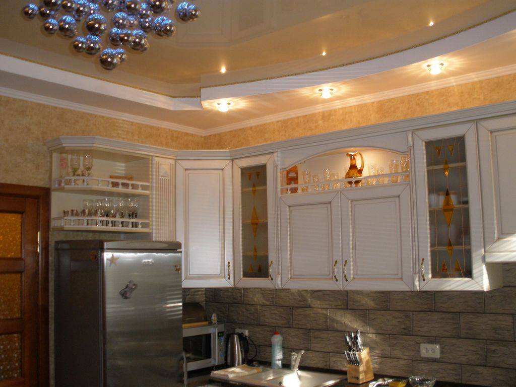 Идеи для дизайна потолка из гипсокартона на кухне