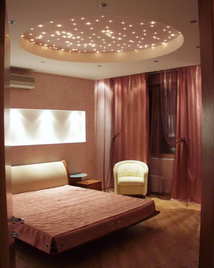 Натяжной потолок в спальне — стильно, романтично, завораживающе (87 фото + видео)