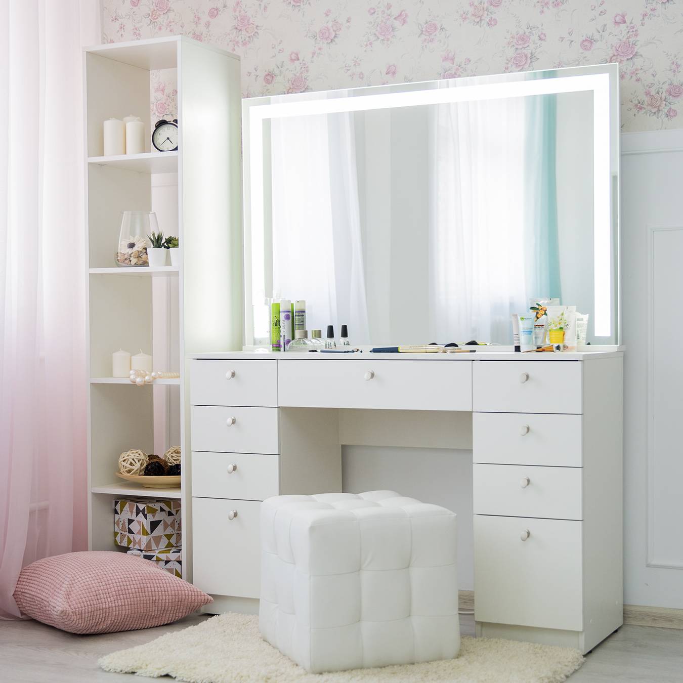 Туалетный (гримерный) столик с зеркалом и подсветкой - журнал mailtrain.ru