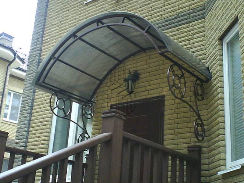 Козырек над крыльцом из металла фото к дому