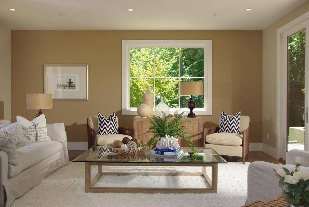 Сочетание цветов в интерьере гостиной (59 фото): оформление зала в коричневых и в сиреневых тонах, комбинации зеленового и бежевого цвета стен