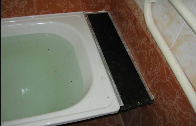Как заделать зазор чтобы не протекала вода между ванной и стеной