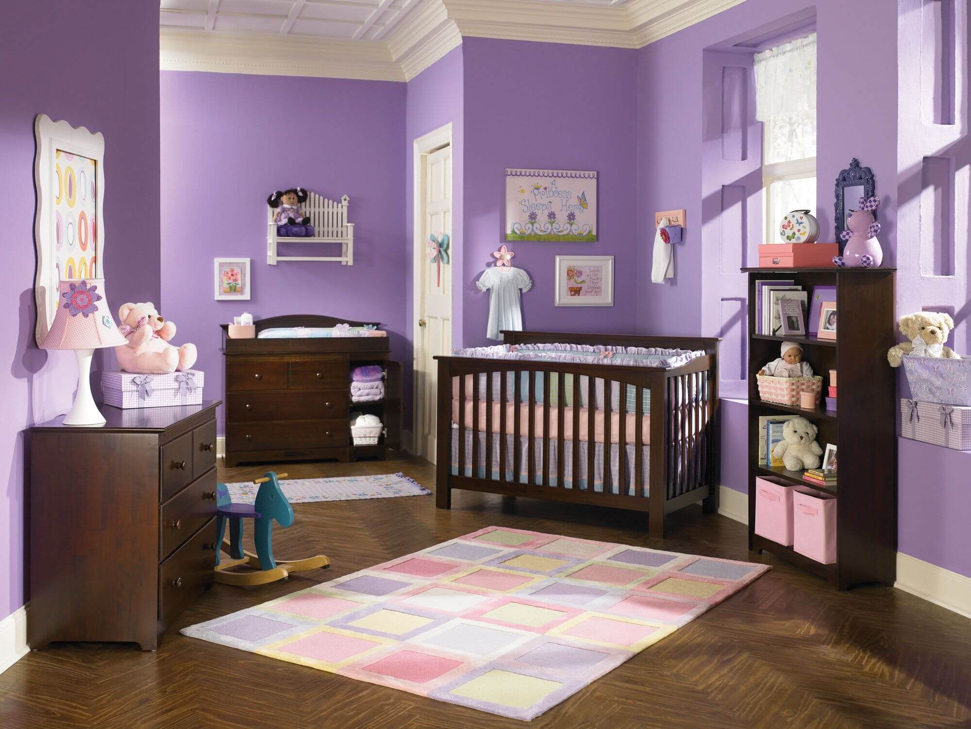Фиолетовые стены в детской