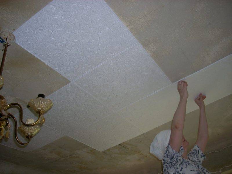 Как правильно клеить потолочную плитку? – 5 важных моментов и инструкция