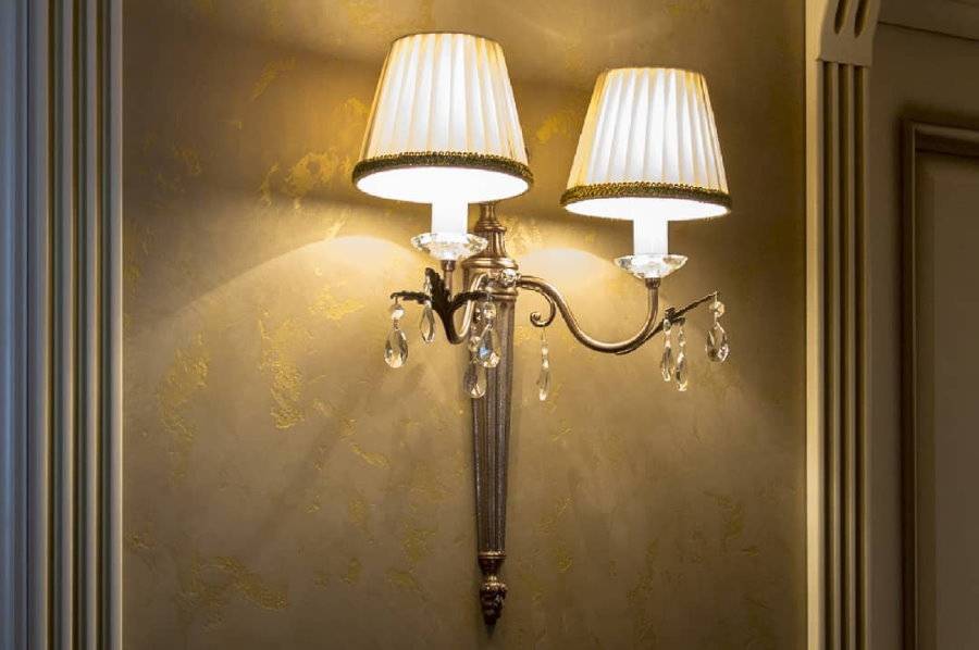 Освещение в длинном или небольшом коридоре: бра над зеркалом или освещение в прихожей над входной дверью, подвесные люстры или освещение зеркала?
