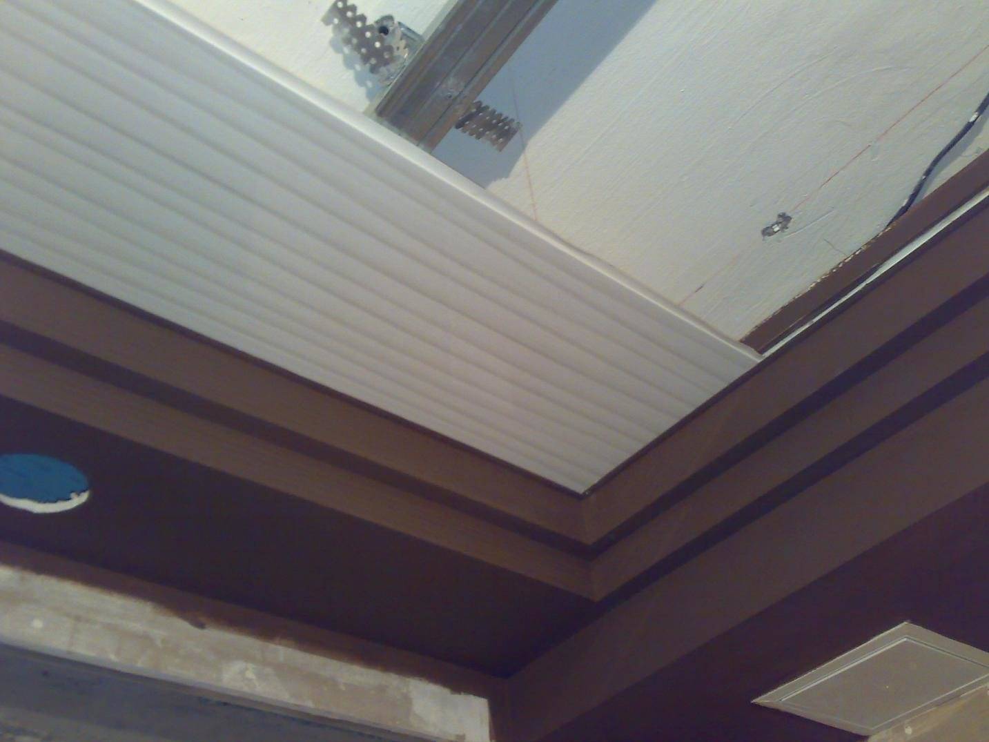 Двухуровневый потолок из пластиковых панелей на кухне