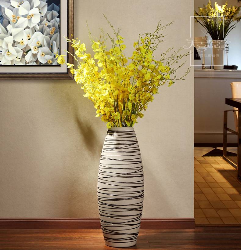Напольные вазы в интерьере: как выбрать и чем наполнить