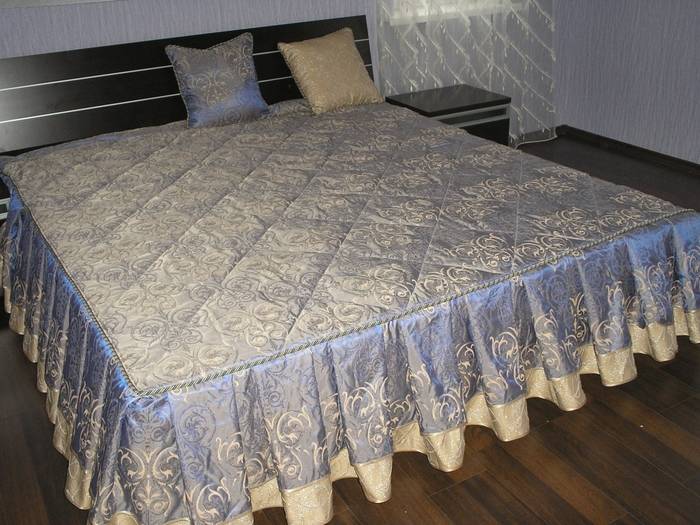 Как своими руками сшить из портьерной ткани или других материалов покрывало на кровать в спальню?