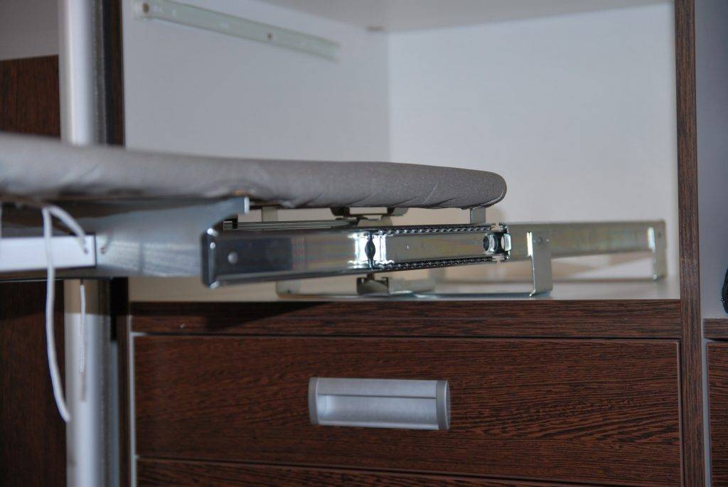 Гладильный шкаф (35 фото): механизм с выдвижной или складной доской, настенные модели с зеркалом