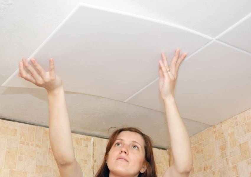Как и чем правильно поклеить потолочную плитку: поклейка своими руками на неровный потолок, на что лучше клеить, откуда начинать, фото, видео