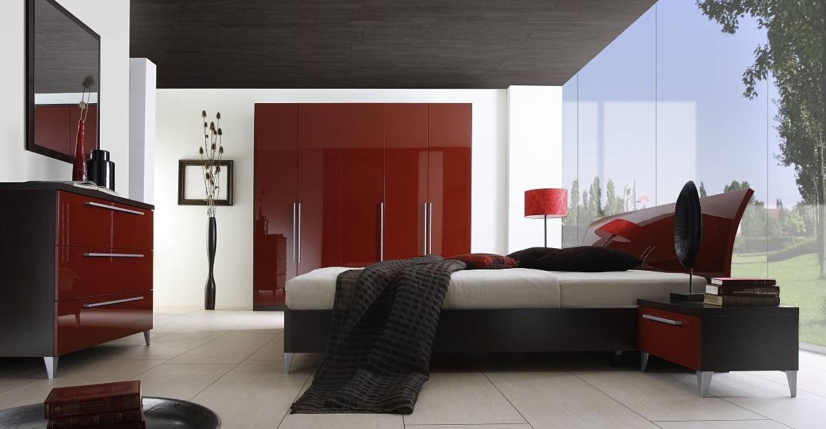 Дизайн спальной комнаты в красных тонах с фото
