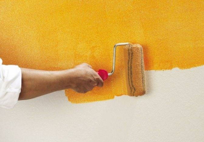 Покраска обоев (95 фото): как красить своими руками флизелиновые обои, как перекрасить жидкие и обычные обои валиком на стене