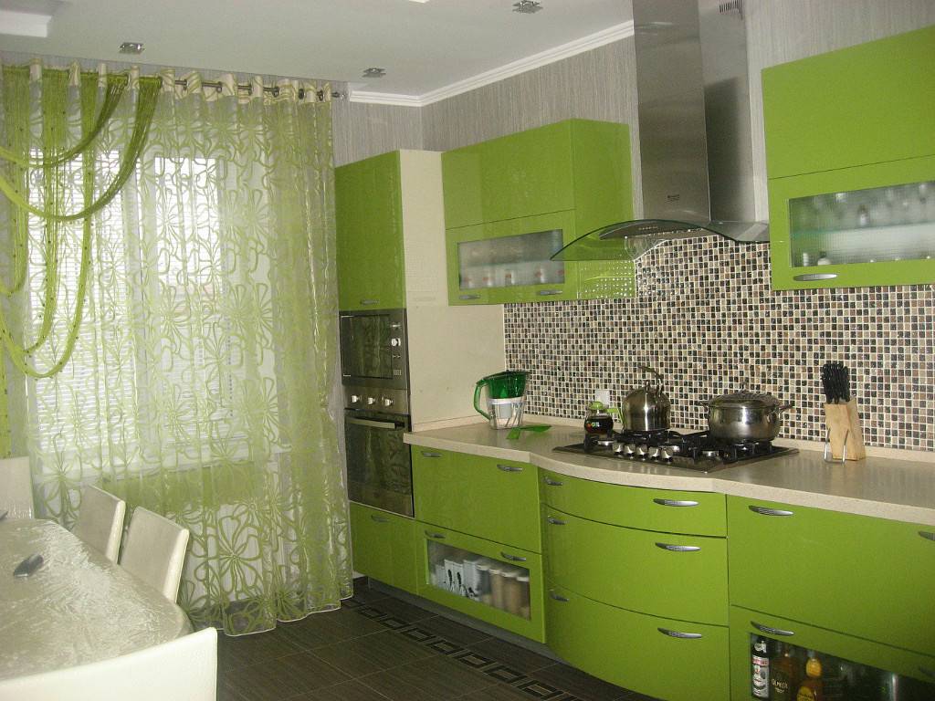 Какой цвет штор на кухню. Кухня зеленого цвета. Зеленые шторы на кухню. Белая кухня с зелеными шторами. Салатовые шторы на кухню.
