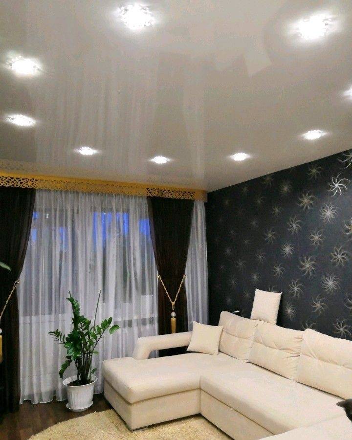 Фото натяжных потолков в зале с люстрой и светильниками матовые в панельном доме