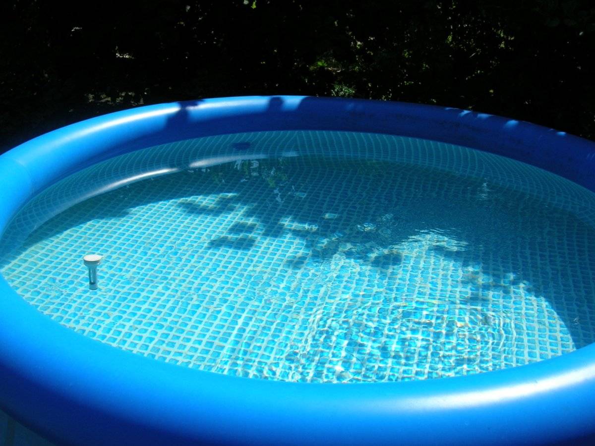 Можно в бассейн с прокладкой. Медный купорос для бассейна. Вода в бассейне. Голубой бассейн. Водный бассейн.
