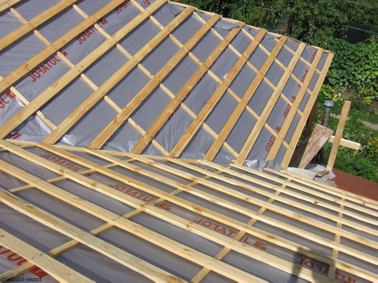 Гидроизоляция крыши дома под металлочерепицу, какую выбрать — укладка и монтаж (видео, фото)