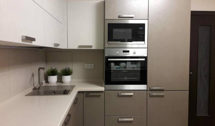 Дизайн маленькой кухни с холодильником (76 фото): куда поставить холодильник? угловые и встроенные кухонные гарнитуры с холодильником в интерьере. как разместить его в комнате с окном?