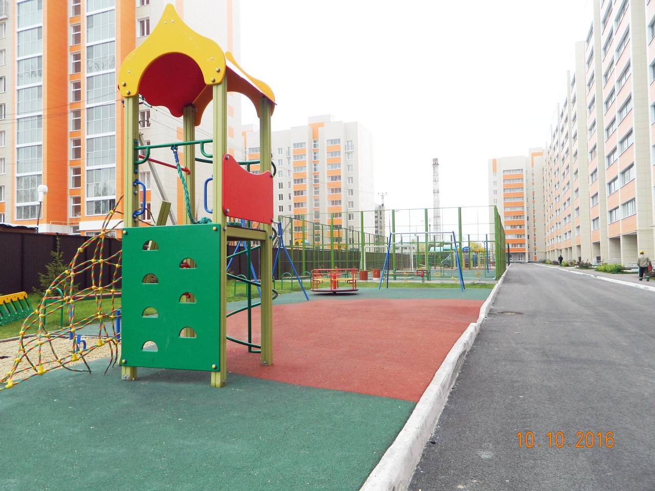 Причины рекомендаций резинового покрытия для детских площадок на даче