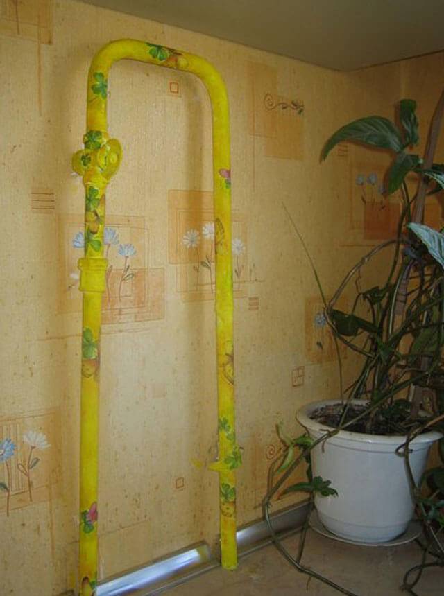 Как спрятать газовую трубу на кухне: фото примеров
