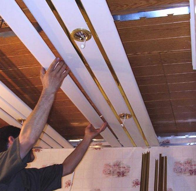 Как разобрать реечный потолок в ванной
