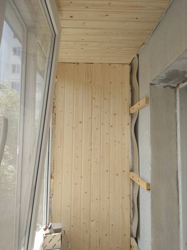 Отделка балкона вагонкой  (42 фото): как обшить правильно евровагонкой и деревянной своими руками, интересные идеи
