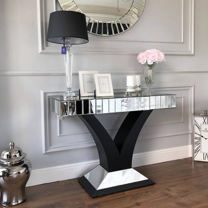 Стол-консоль (70 фото): консольный белый столик в современную прихожую с глянцем, маленькие модели цвета венге в интерьере