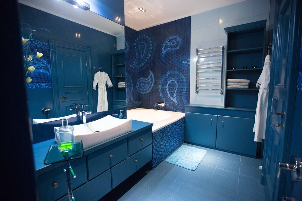 Дизайн синей ванной комнаты, какие цвета разбавят палитру