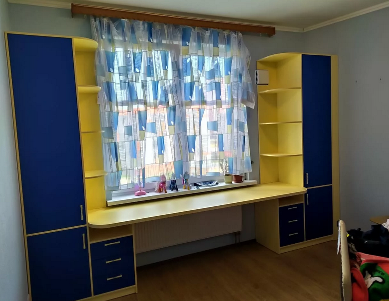 Как правильно организовать рабочую зону у окна в детской комнате