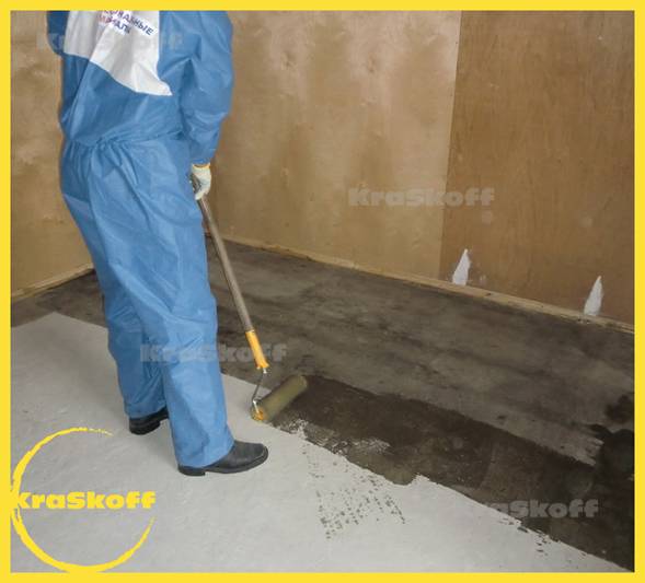 Чем обработать бетонный пол: обработка от пыли, чем покрыть, чтобы не пылил, пылит стяжка, что делать, чем пропитать, фото и видео