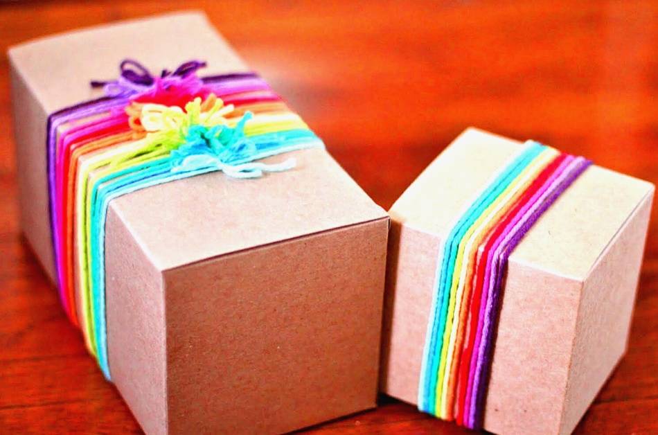 Запаковать подарок в подарочную бумагу собственными руками. листовая глянцевая бумага. необходимые материалы, чтобы правильно упаковать квадратный подарок в бумагу своими руками