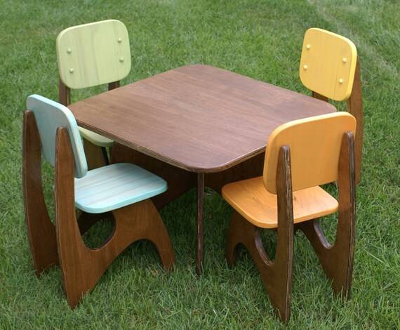 Выбираем деревянный детский стол