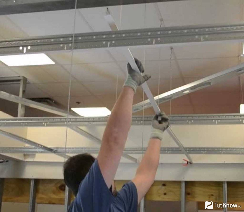 Демонтаж подвесного потолка: как снять поверхность своими руками