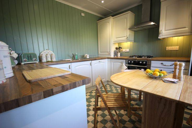 Вагонка на кухне (67 фото): отделка в интрьере деревянного частного дома, примеры обшитой панелями комнаты, отделанный вагонкой фартук