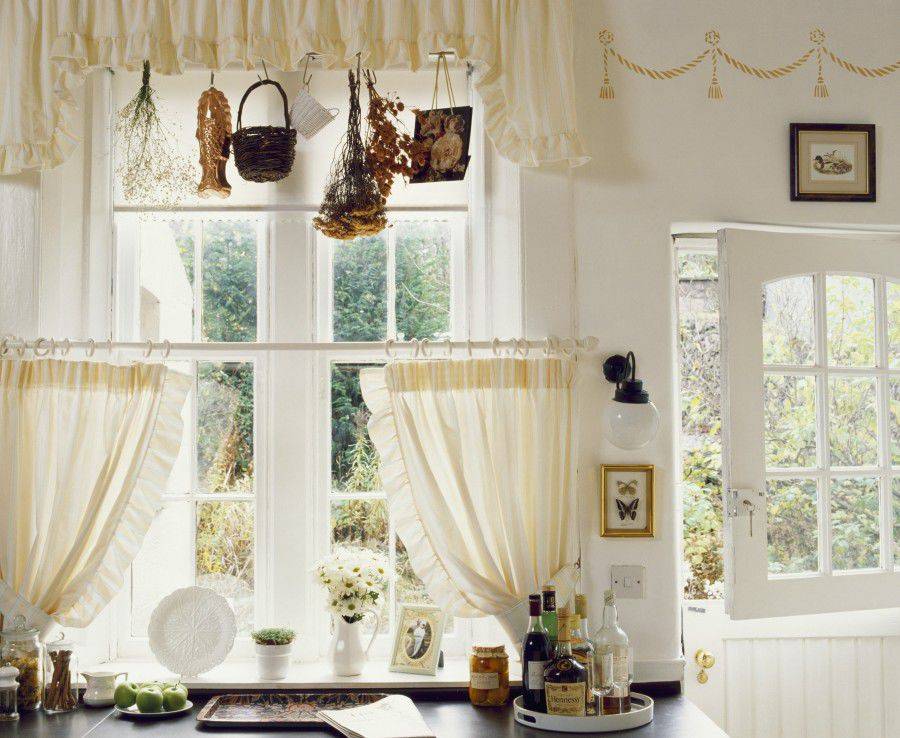 Оформление окна в гостиной: 25 наглядных примеров + полезные рекомендации дизайнера по украшению окна