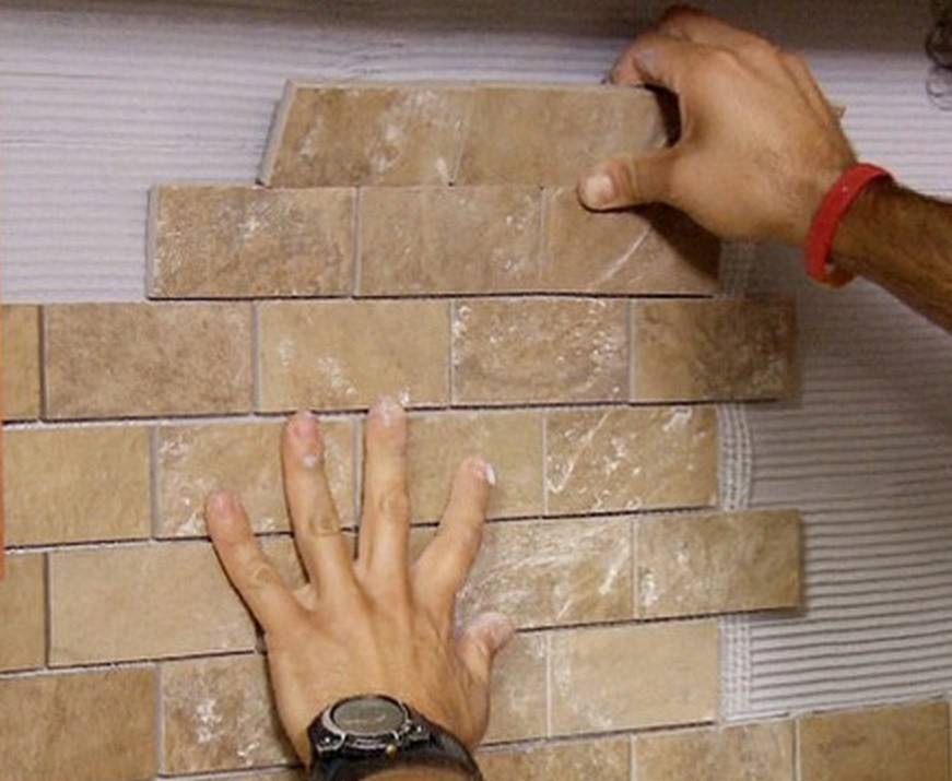 Укладка декоративного искусственного камня на стену своими руками: на что клеить и как класть (видео)
