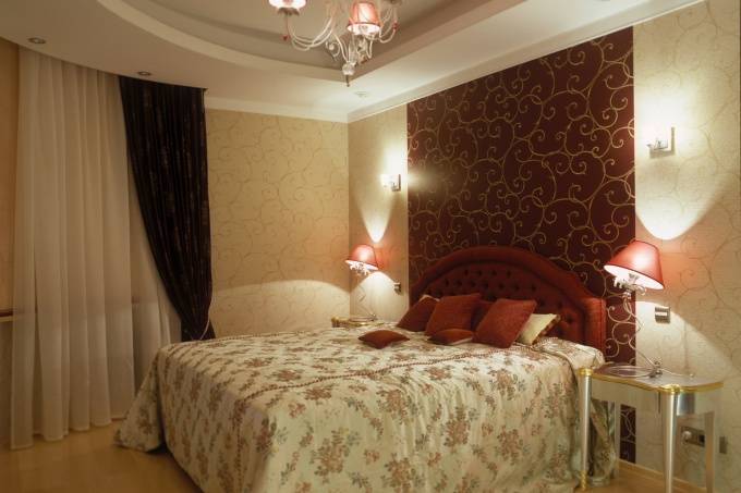 Поклейка обоев двух цветов в спальне: правила сочетания, способы декорирования (+64 фото)