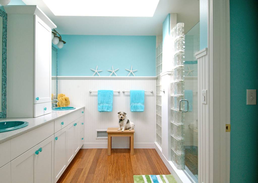 Бирюзовый цвет в интерьере: сочетание с другими цветами в ванной, гостиной с бежевым, серым, зеленым и желтым
 - 36 фото