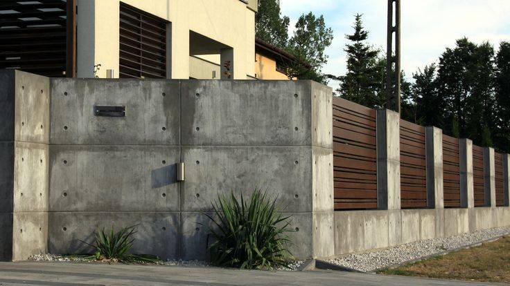 Декоративный бетонный забор (48 фото): секционное ограждение из железобетонных панелей, особенности заборов из бетона и жби