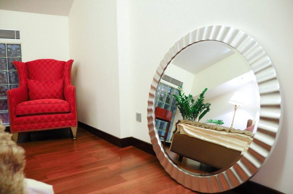 Зеркало по фен-шуй: в квартире в комнату, где нельзя его вешать, как вешать на кухне