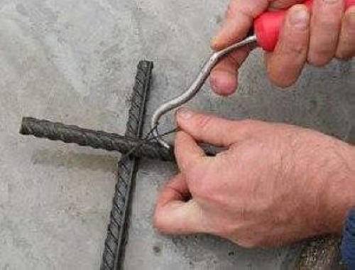 Как вязать арматуру для фундамента крючком?