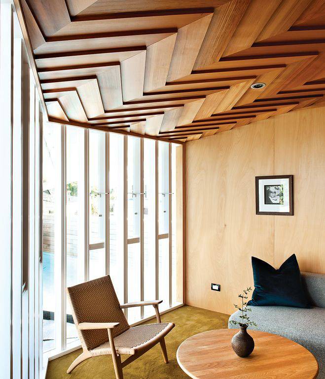 Деревянная стена в гостиной: новинки дизайна, создание современного стиля оформления (150 фото)