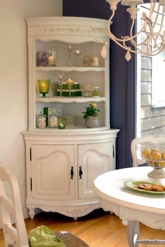 Сервант для посуды в гостиную (53 фото): угловые буфеты из дерева в стиле «классика», белые современные витрины