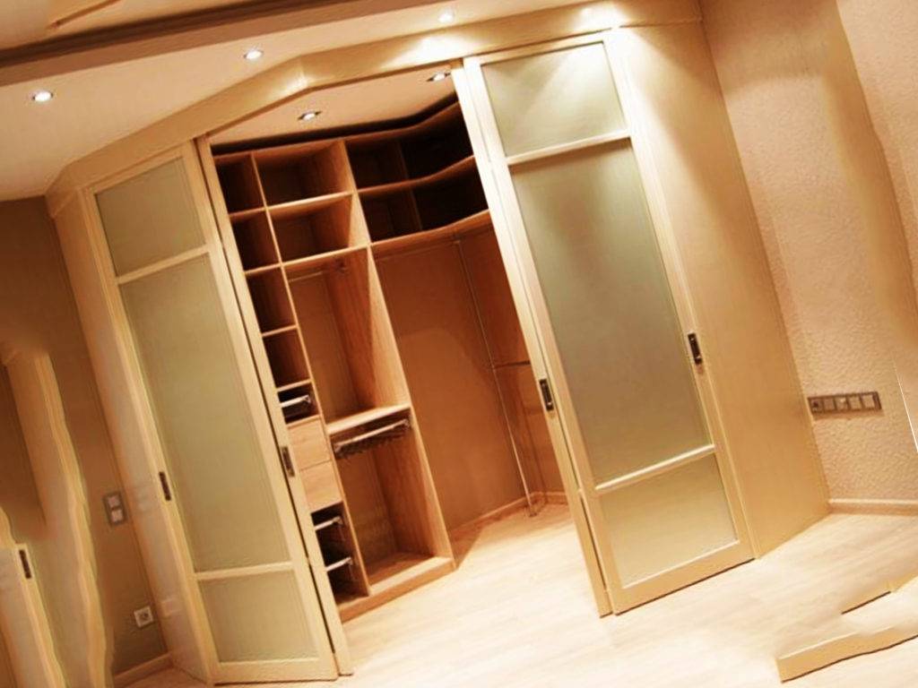 Угловая гардеробная  (80 фото): гардеробные комнаты, системы и шкафы-купе в прихожей