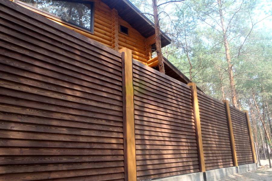 Палисадник из штакетника около дома: деревянный и металлический заборчик