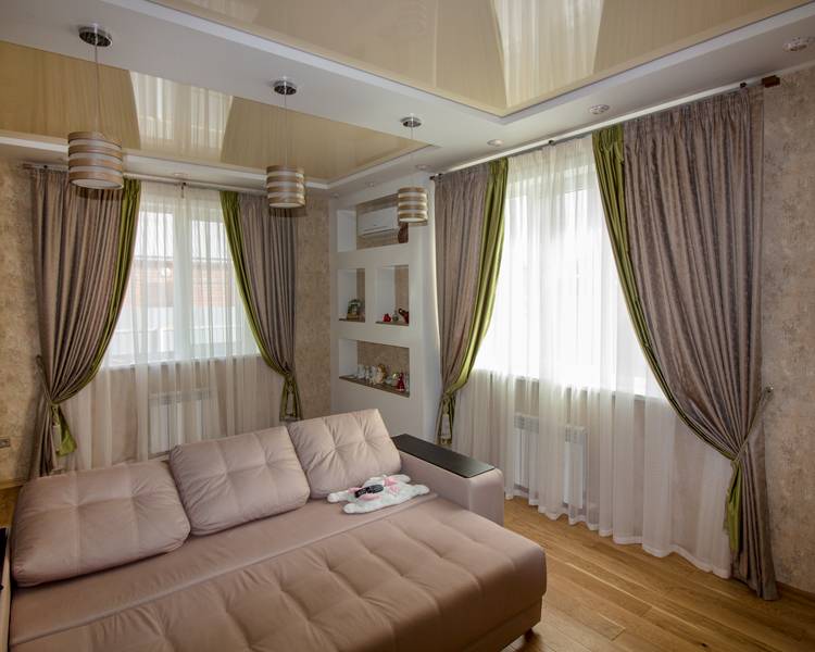 Гостиная с двумя окнами, дизайн и оформление - фото примеров