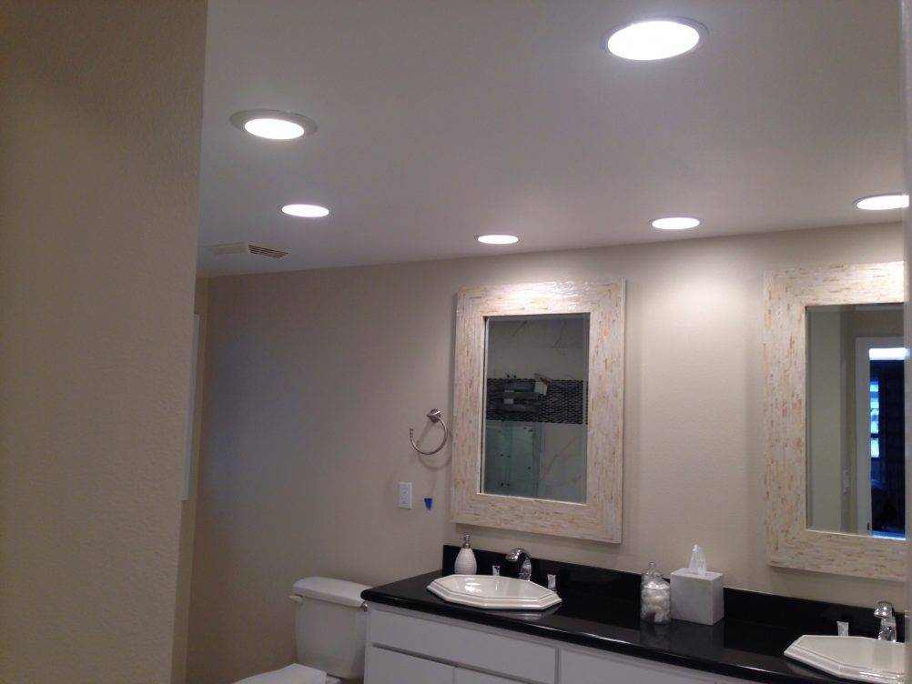 Натяжной потолок с люстрой и точечными светильниками: варианты сочетаний, организация освещения без люстры
